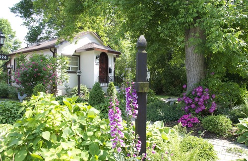 Historic Old Town Cottage | Charming self-contained guest cottage in Old Town Niagara on the lake.