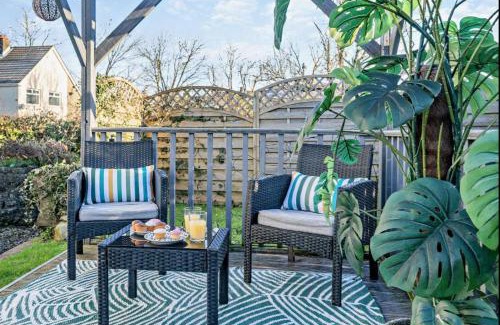 Bryncethin House | Charming Shepherd's Cottage, Pets Welcome,parking