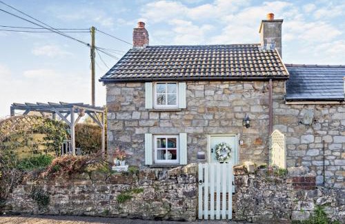 Bryncethin House | Charming Shepherd's Cottage, Pets Welcome,parking