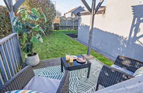 Bryncethin House | Charming Shepherd's Cottage, Pets Welcome,parking