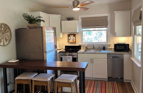 Christchurch Apartment | Charming studio in lovely Topping with AC, WiFi that has stunning water views!