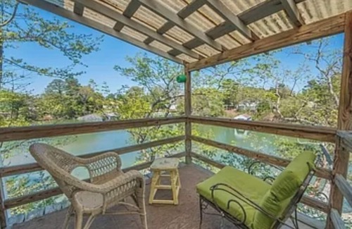 Christchurch Apartment | Charming studio in lovely Topping with AC, WiFi that has stunning water views!