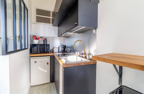 Old Town Condo | Charming studio in the heart of Menton, ideally located just a stone's throw from the sea and local shops. Fully equipped for your comfort, it features a quality sofa bed, a functional kitchen, and everything you need for a pleasant stay.
