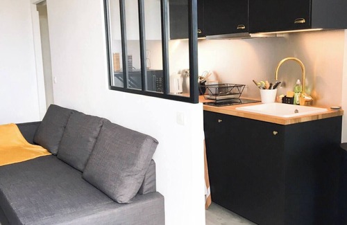 Old Town Condo | Charming studio in the heart of Menton, ideally located just a stone's throw from the sea and local shops. Fully equipped for your comfort, it features a quality sofa bed, a functional kitchen, and everything you need for a pleasant stay.
