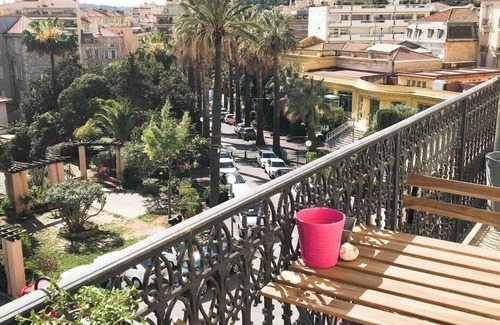 Old Town Condo | Charming studio in the heart of Menton, ideally located just a stone's throw from the sea and local shops. Fully equipped for your comfort, it features a quality sofa bed, a functional kitchen, and everything you need for a pleasant stay.