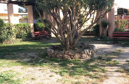 Old Town Condo | Charming studio in the heart of Menton, ideally located just a stone's throw from the sea and local shops. Fully equipped for your comfort, it features a quality sofa bed, a functional kitchen, and everything you need for a pleasant stay.