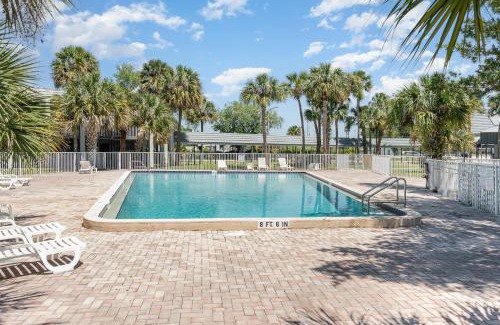 Kissimmee House | Charming Suite: Smart TV, Modern Amenities & Pool Access