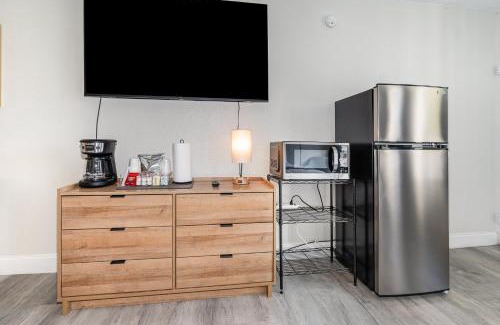 Kissimmee House | Charming Suite: Smart TV, Modern Amenities & Pool Access