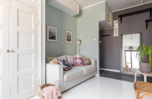 Alppiharju Apartment | Charming suite with garden views steps from metro