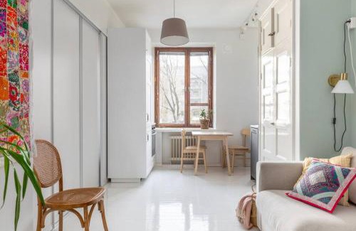 Alppiharju Apartment | Charming suite with garden views steps from metro