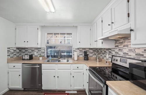 Aurora House | Charming townhome in Aurora with Wi-Fi, 2 car attached garage and washer-dryer.