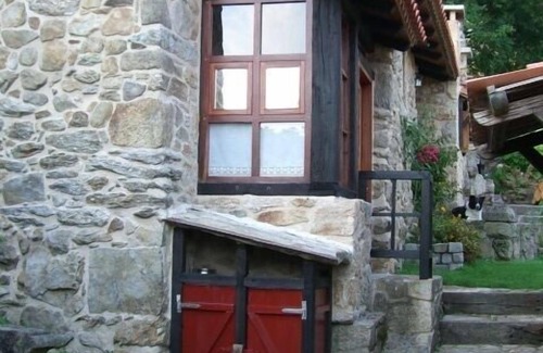 Poio Cottage | Charming traditional stone cottage nestled in the woods minutes from coast