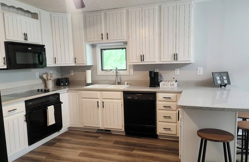 Grafton House | Charming upper level of 3-bedroom house in Grafton, IL