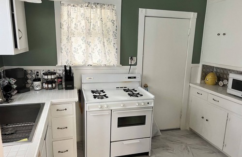 Dunsmuir House | Charming Victorian style, updated 2-bedroom house with AC in charming Dunsmuir