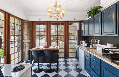Virginia Highland House | Charming Vintage Modern 1BR, 1BA Apartment in Midtown @Piedmont Park.