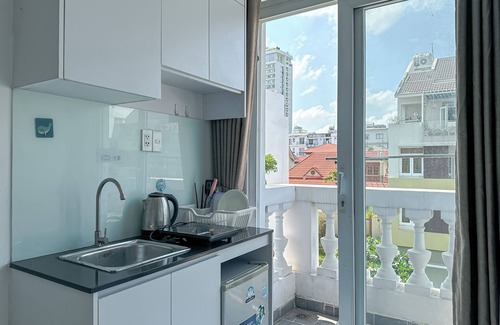Phu My Hung Apartment | Charming Studio with Kitchen & Rooftop Terrace in Secure HCMC Neighborhood