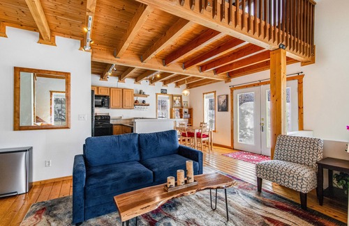 Snoqualmie Pass Cabin | Charming, walk-to-lifts cabin with mountain views, kayaks & arcade game