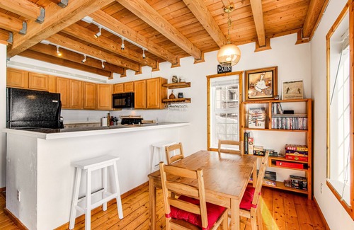 Snoqualmie Pass Cabin | Charming, walk-to-lifts cabin with mountain views, kayaks & arcade game