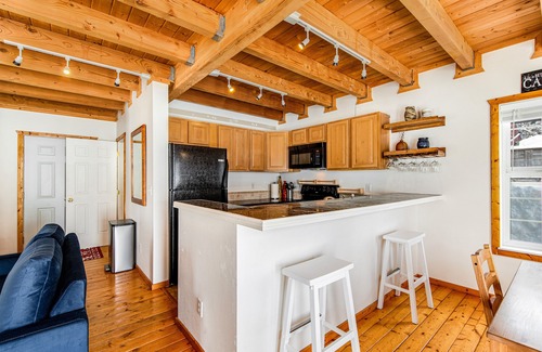 Snoqualmie Pass Cabin | Charming, walk-to-lifts cabin with mountain views, kayaks & arcade game