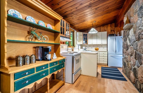 Lake of Bays Cottage | Charming Waterfront Cottage in Muskoka, Pedal Boat, Firepit, A-Frame Bunkie