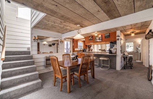 Bayview House | Charming Waterfront Float Home with Panoramic Lake Views