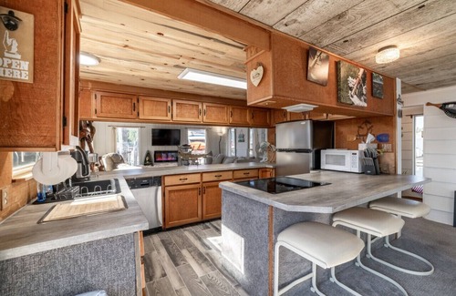 Bayview House | Charming Waterfront Float Home with Panoramic Lake Views