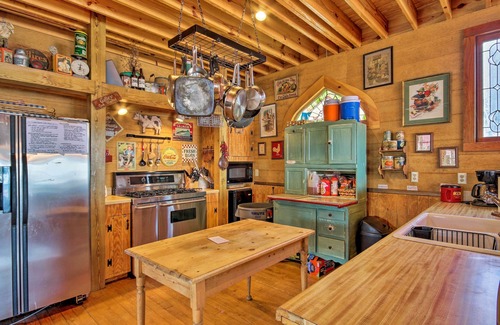 Ridgeway Cabin | Charming Waterfront Ridgeway Cabin w/Dock!