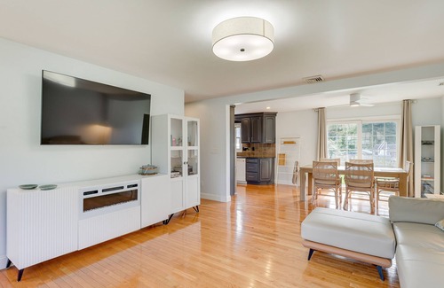 West Haven Cottage | Charming West Haven Home - Walk to Beach!