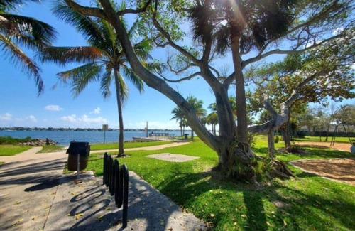Pinewood Park House | Charming West Palm Beach Studio Suite