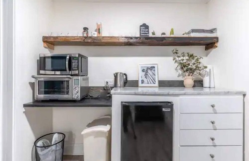 Wrigleyville Apartment | Charming Wrigleyville Home Close to the Cubs!