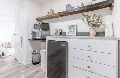 Wrigleyville Apartment | Charming Wrigleyville Home Close to the Cubs!