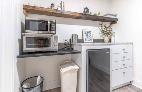 Wrigleyville Apartment | Charming Wrigleyville Home Close to the Cubs!
