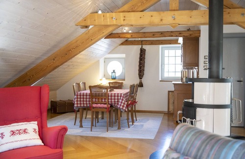 Ardez Apartment | Chasa Suot Chastè: 4.5-room attic flat directly under the Ardez tower
