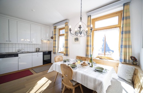 Ardez Apartment | Chasa Suot Chastè: 4.5-room attic flat directly under the Ardez tower