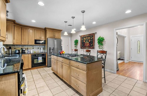 Longmeadow House | Château at Longmeadow, Luxurious Home, 5 min from MGM & Basketball Hall of Fame