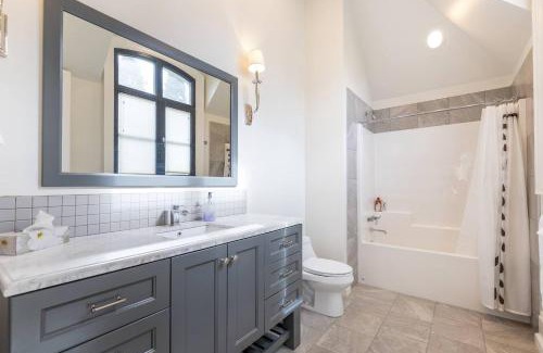 Central Okanagan House | Chateau Calcaire Carriage House