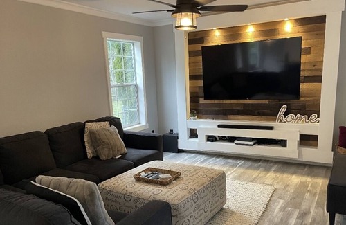 Graham House | Chateau Graham w/hot-tub