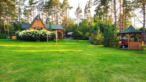 Sulecki Borek House | Chatka Baby Jagi - Domek z balią i kominkiem w lesie pośród jezior