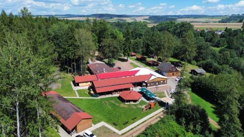 Police nad Metuji Cabin | Chatový areál Zděřina