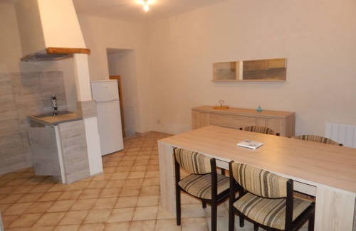 Coursan Apartment | Cheap apartment with terrace 15 km from the sea