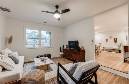 Kings Grant House | Check this out ! 3bd,2.5 bath centrally located- Quick drive to WB,UNCW & DT