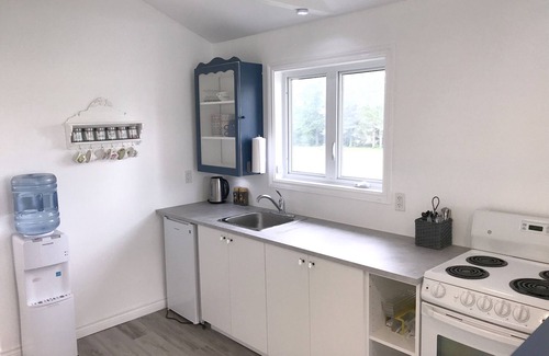 North Glengarry Cottage | Cheerful 2-Bedroom Cottage on Quiet Private Lake