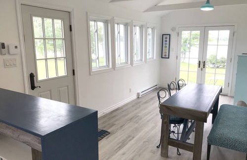 North Glengarry Cottage | Cheerful 2-Bedroom Cottage on Quiet Private Lake