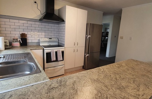 Birkdale House | Cheerful 3BR Home - Free WiFi & Netflix