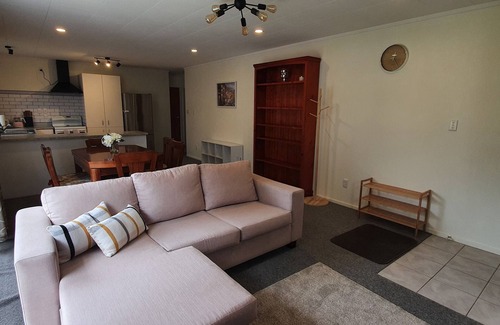 Birkdale House | Cheerful 3BR Home - Free WiFi & Netflix