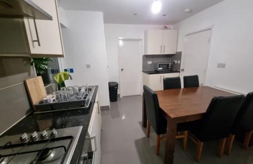 Hillingdon Apartment | Cheerful 4/5 bed house - Heathrow