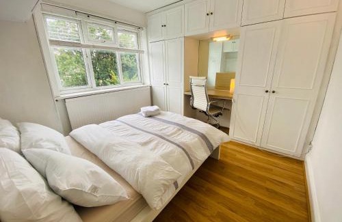 Whittington House | Cheerful 4 Bed House in Mill Hill