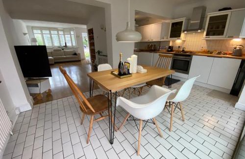 Whittington House | Cheerful 4 Bed House in Mill Hill