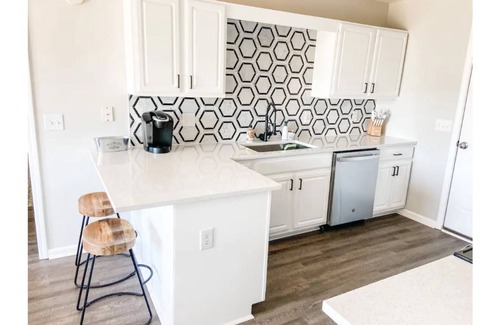 Murraysville House | Cheerful Coastal Cottage, Minutes to the Beaches