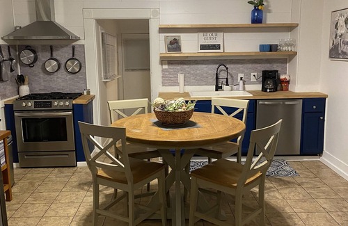 Columbus House | Cheerful Downtown 3 Bedroom home in the historic area of Columbus